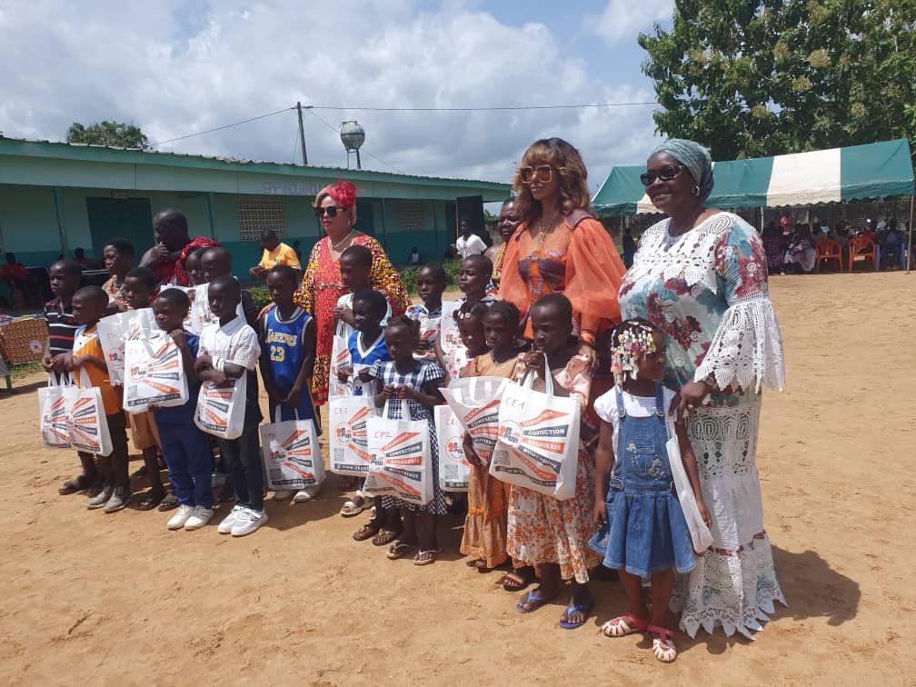 La Représentante nationale de la Fondation Pathfinder aux côtés de la Reine Mère à Nouamou, pour encourager les plus jeunes 